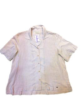 Blusa de color hueso con líneas beige, cuello camisero, manga corta, botones delanteros, busto: 100cm ,largo: 60 cm